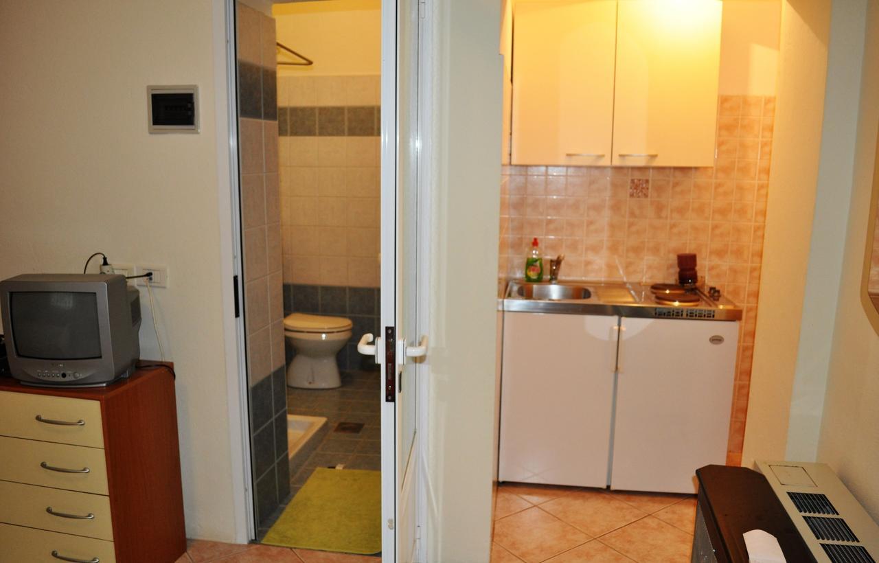 Tri Srca Apartments & Rooms Funtana Bagian luar foto