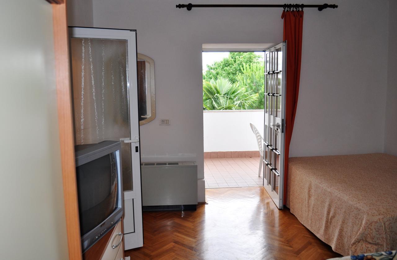 Tri Srca Apartments & Rooms Funtana Bagian luar foto