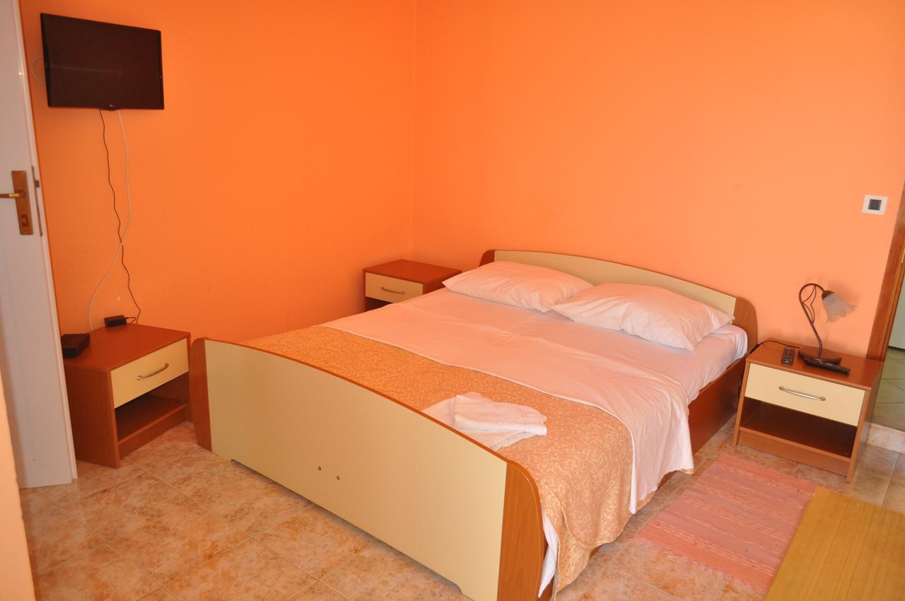Tri Srca Apartments & Rooms Funtana Bagian luar foto