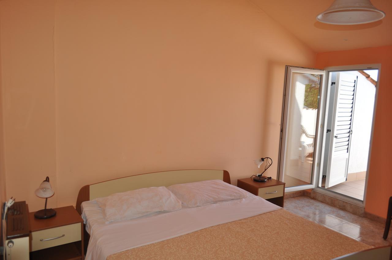 Tri Srca Apartments & Rooms Funtana Bagian luar foto