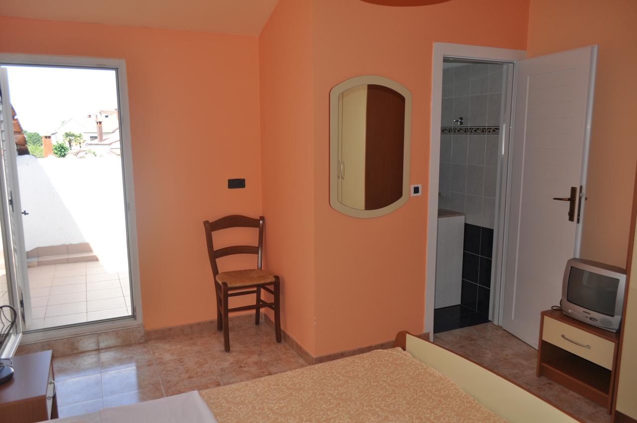 Tri Srca Apartments & Rooms Funtana Bagian luar foto